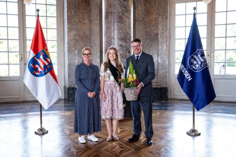 Ministerpräsident Boris Rhein und Tanja Raab-Rhein empfangen Edelholzkönigin Lara Mayer im Schloss Biebrich